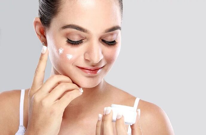 Prieš naudodami masažuoklį, patepkite veidą kremu